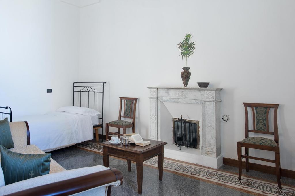 Palazzo Scarciglia - Dimora D'Epoca Bed and Breakfast Minervino di Lecce Rum bild