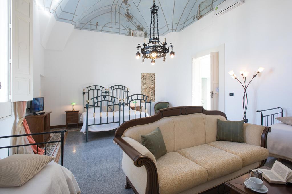 Palazzo Scarciglia - Dimora D'Epoca Bed and Breakfast Minervino di Lecce Rum bild