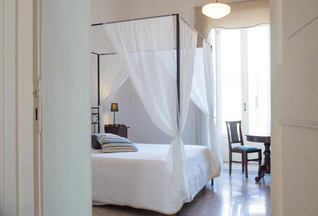 Palazzo Scarciglia - Dimora D'Epoca Bed and Breakfast Minervino di Lecce Rum bild