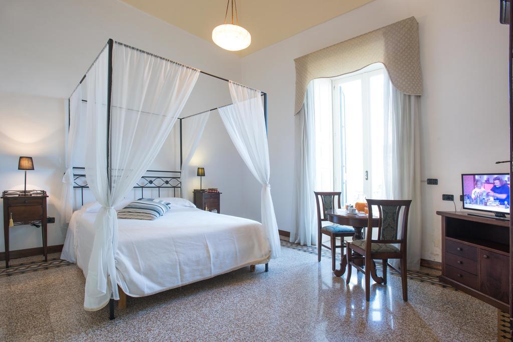 Palazzo Scarciglia - Dimora D'Epoca Bed and Breakfast Minervino di Lecce Rum bild