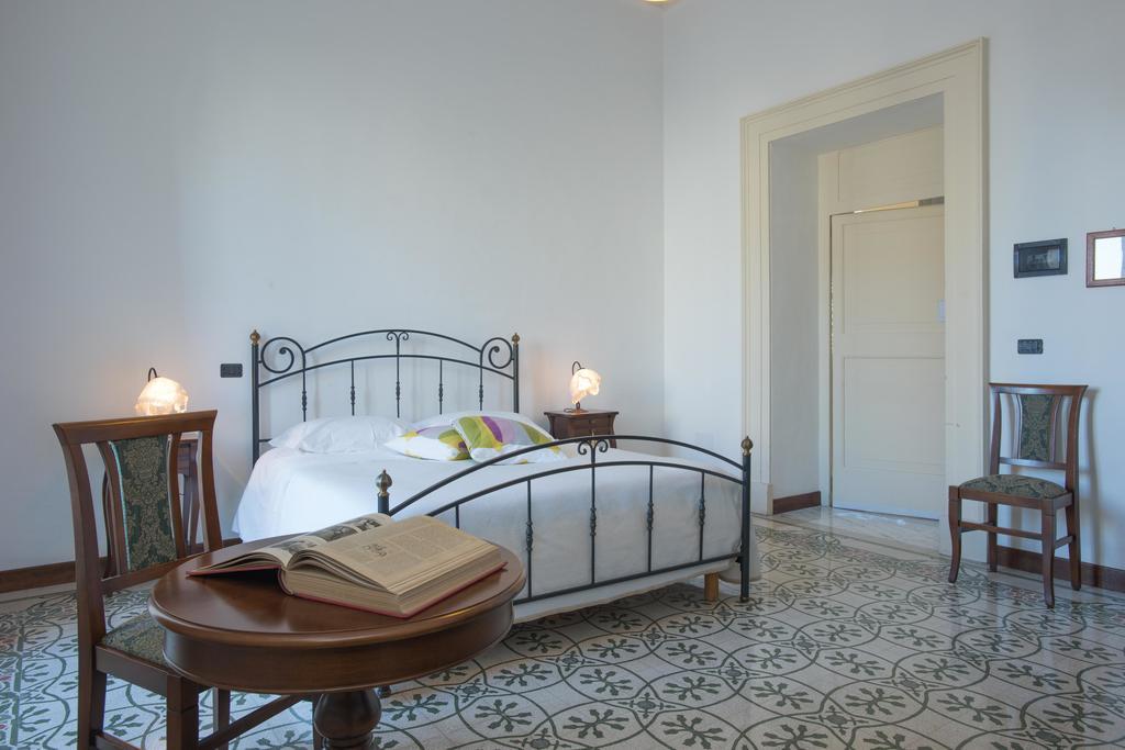 Palazzo Scarciglia - Dimora D'Epoca Bed and Breakfast Minervino di Lecce Rum bild