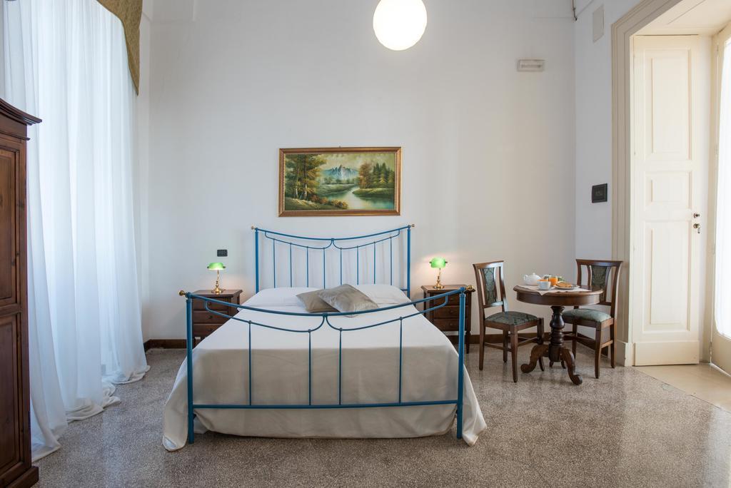 Palazzo Scarciglia - Dimora D'Epoca Bed and Breakfast Minervino di Lecce Rum bild
