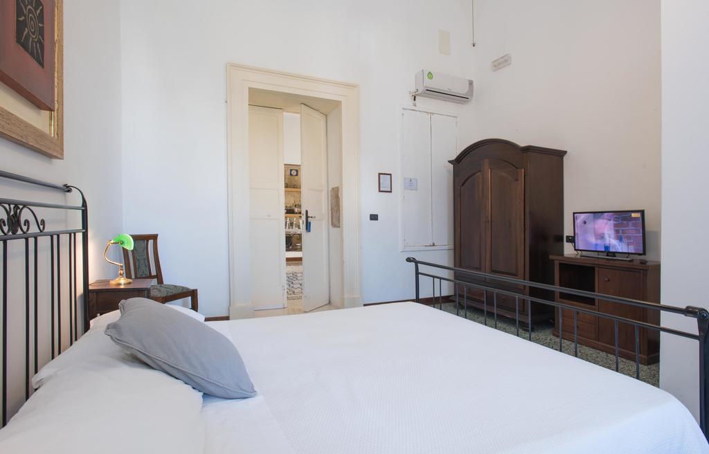 Palazzo Scarciglia - Dimora D'Epoca Bed and Breakfast Minervino di Lecce Rum bild
